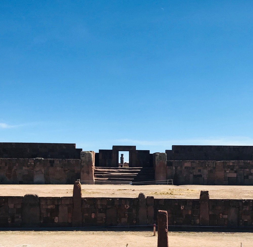 illustration d'une représentation inadaptée de sa situation : Tiwanaku, une civilisation qui n'a vu les bouleversement de son environnement et s'est effondrée, malgré ses connaissance techniques.